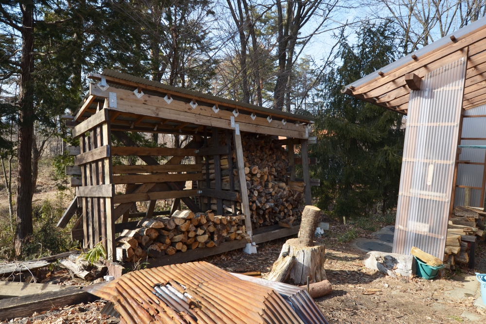 手作りの薪小屋